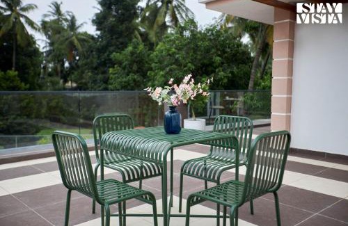 Nagaon Villa | StayVista at 27 Flora with Lawn, Pool, WiFi