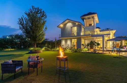 Gurugram Villa | StayVista at Serenity Farms with Pool, Lawn, Bonfire & BBQ