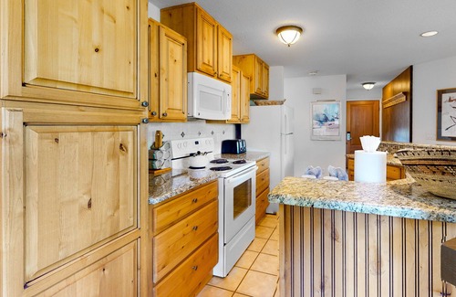 Steamboat Springs Ski Chalet | Steamboat ski lodge one block from gondola with pool & hot tubs