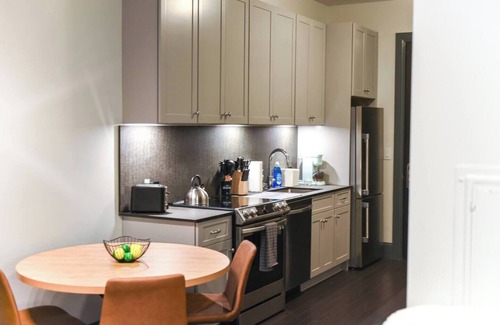 Downtown Pittsburgh Apartment | Steelers Fans’ 1BR – Downtown & Stadium Close