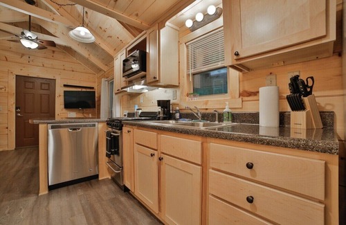 Lookout Valley Neighborhood Association Apartment | Stefan Cabin | Nature-Nested Tiny Home | Hot Tub