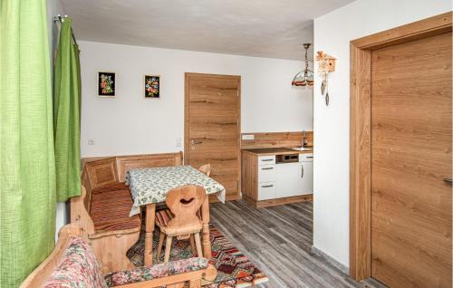 Liesing Apartment | Steinwand