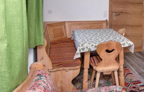 Liesing Apartment | Steinwand