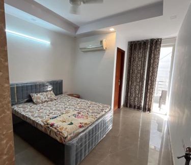 South West Apartment | Stella Homestay- Near Yashobhoomi