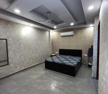 South West Apartment | Stella Homestay- Near Yashobhoomi
