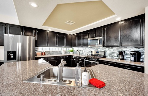 Green Valley North House | Stella Villa: Luxe 5BR Pet Friendly Retreat w/pool table, darts, 65” TV, wet bar, ping pong