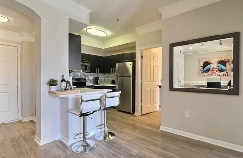Lenox Apartment | Stellar suite w/Gym, Pool & Netflix, sleeps 4!