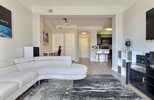Lenox Apartment | Stellar suite w/Gym, Pool & Netflix, sleeps 4!