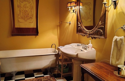 Washington Bed & Breakfast | Step back in time and relive.the 1840's in this beautifully preserved cottage.