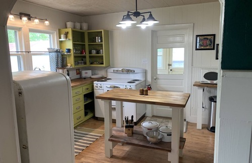 Jamestown Cottage | Step Back in Time Near The Missouri River