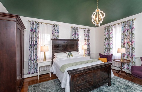 Harrisonburg Apartment | Step Back in Time: Experience Charm and Comfort in Our Iris Room