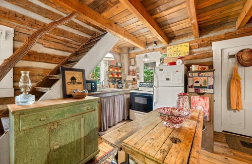 Gnaw Bone Cabin | Step back in time with the simplicity of country living.