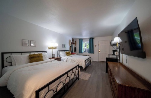 Eureka Springs Historic District Resort | Step into the The Crows Have Eyes Room!