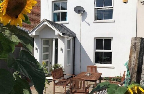 Caister-on-Sea Cottage | Step ONTO the beach @ Number One Beachfront home