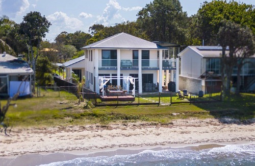 Beachmere House | Step out to Absolute Beachfront
