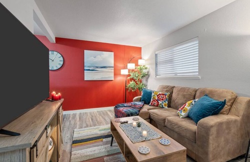 Central Arlington Apartment | Steps Away from the Heart of the FUN!AT&T Walkable