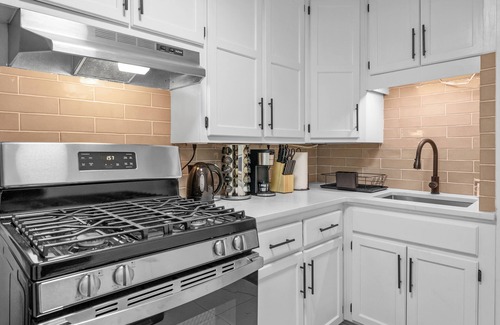 Kansas City Apartment | Steps from KU MED: Renovated Haven Perfect for Long Stay