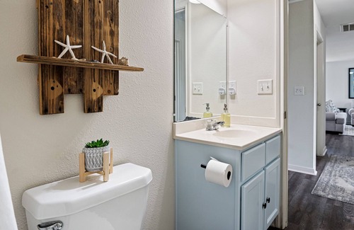 Crystal Beach Cottage | Steps from the Beach & Pet Friendly! Indoor/Outdoor Games~ FREE Bikes~Elevator