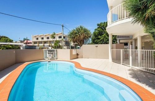 Mudjimba Apartment | Steps From The Beach 3br Apt FREE Wifi,Pool,Parking,Smart TV