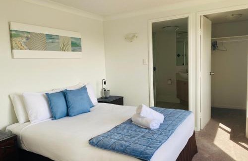 Mudjimba Apartment | Steps From The Beach 3br Apt FREE Wifi,Pool,Parking,Smart TV