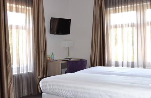 Ouddorp Hotel | Steps from the Beach, Minutes from Wildlife Parks! Free Breakfast, Parking!