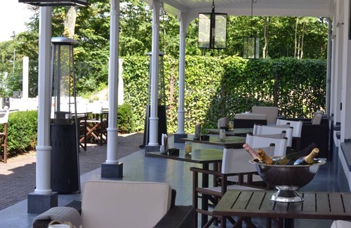 Ouddorp Hotel | Steps from the Beach, Minutes from Wildlife Parks! Free Breakfast, Parking!