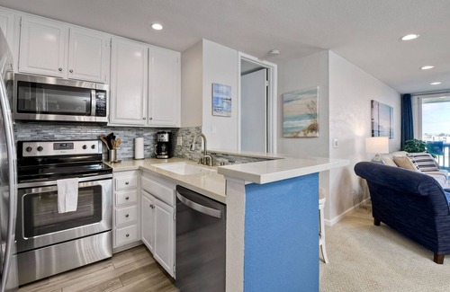 Townsite Condo | Steps from the Beach with Amazing Ocean View