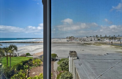 Townsite Condo | Steps from the Beach with Amazing Ocean View