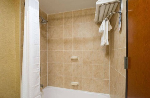 Financial District Hotel | Steps from Wall Street | Free Breakfast. Gym