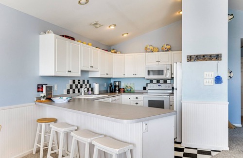 Emerald Isle House | Steps to Beach: Emerald Isle Home w/Deck!