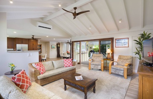 Kailua House | Steps to Beach- Heated Pool- Air Conditioned- 7 Night Min Stay-CONTACT HOST