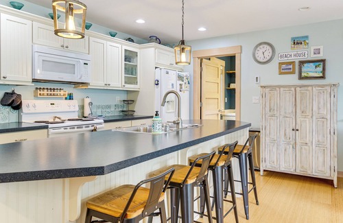 Oak Harbor House | Steps to Beach: Home w/ Hot Tub in Oak Harbor!