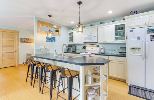 Oak Harbor House | Steps to Beach: Home w/ Hot Tub in Oak Harbor!