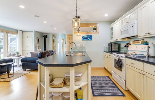 Oak Harbor House | Steps to Beach: Home w/ Hot Tub in Oak Harbor!