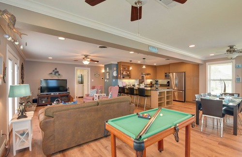 Pirates Beach House | Steps to Beach: Home w/Deck in Galveston!