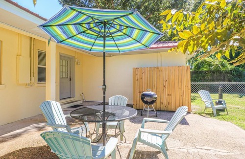 Biloxi House | Steps to Beach & Short drive to Casinos, Coliseum and all Biloxi entertainment