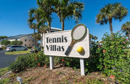 Stuart Condo | Steps to beach! Tennis Villas Penthouse condo with pool and pickleball.