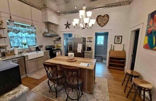 Smithville House | Steps to Downtown, Parks, and it's Dog-friendly!