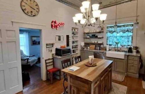 Smithville House | Steps to Downtown, Parks, and it's Dog-friendly!