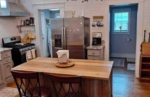 Smithville House | Steps to Downtown, Parks, and it's Dog-friendly!