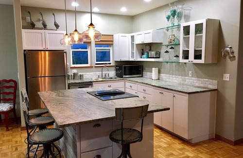 Newport House | Steps to Everything, Sunroom Spa, Secret Game Room!