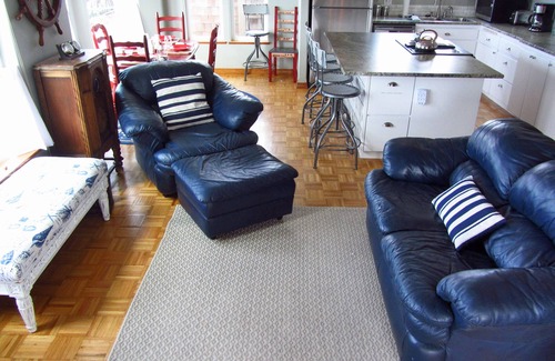 Newport House | Steps to Everything, Sunroom Spa, Secret Game Room!