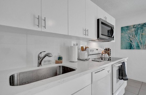 Hollywood Apartment | Steps to Hardrock! Managed by BNR Vacation Rentals