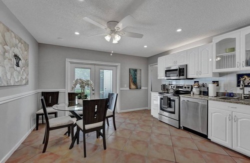 Hollywood Apartment | Steps to Hardrock! Managed by BNR Vacation Rentals