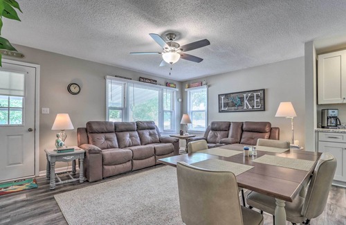 Camdenton Cottage | Steps to Lake: Cheerful Camdenton Cottage!