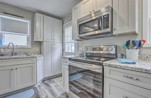 Camdenton Cottage | Steps to Lake: Cheerful Camdenton Cottage!