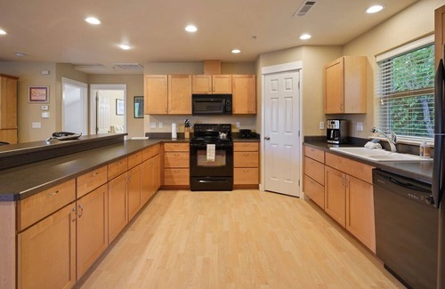 Old Bend Apartment | Steps to Mcmenamins, A/C, Modern and Bright, Cozy Fireplace, Balcony