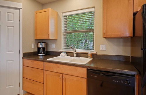 Old Bend Apartment | Steps to Mcmenamins, A/C, Modern and Bright, Cozy Fireplace, Balcony