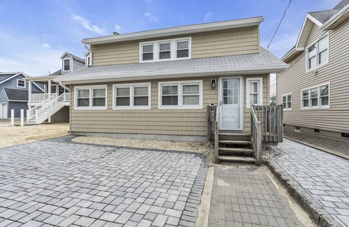 Normandy Beach House | Steps to Private Beach - Updated Family Home - Sleeps 13