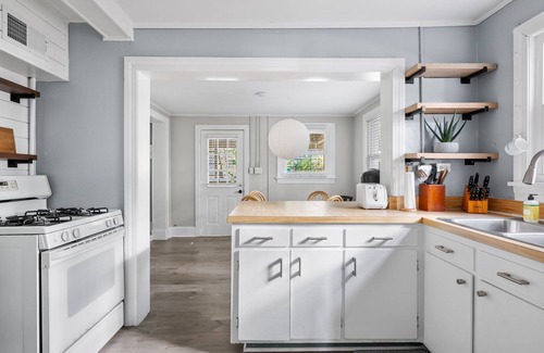 Sunset Point Apartment | Steps to the Beach! Saltwater Escape | Sleeps 9